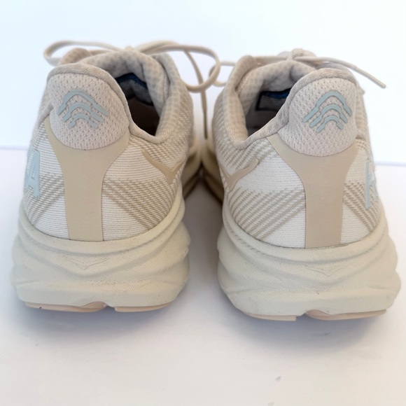 Hoka Women’s Clifton 9 running shoes in beige shifting sand / eggnog, size 9.5 B - Picture 4 of 7